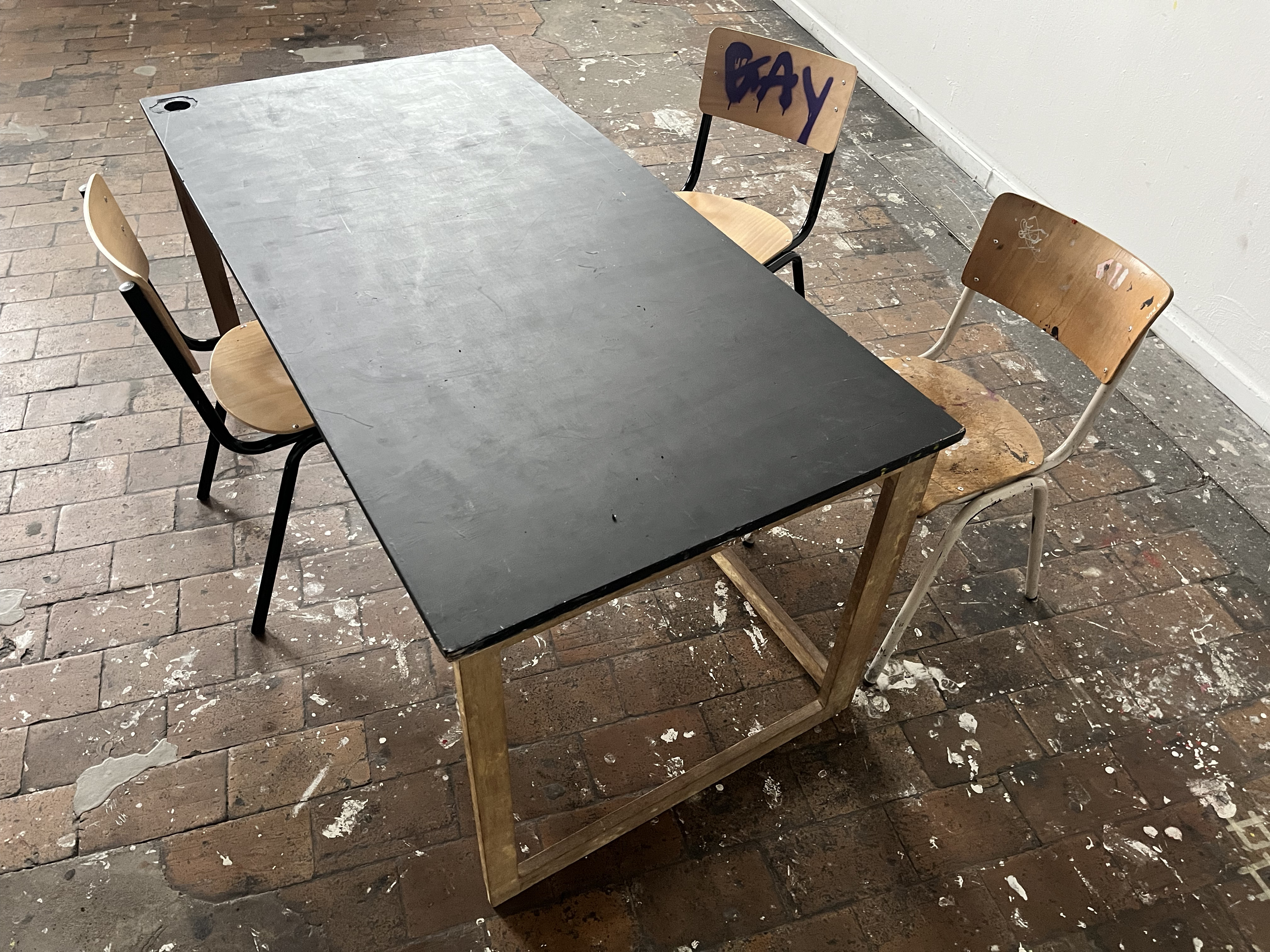 Photo de Table noire avec trois chaises