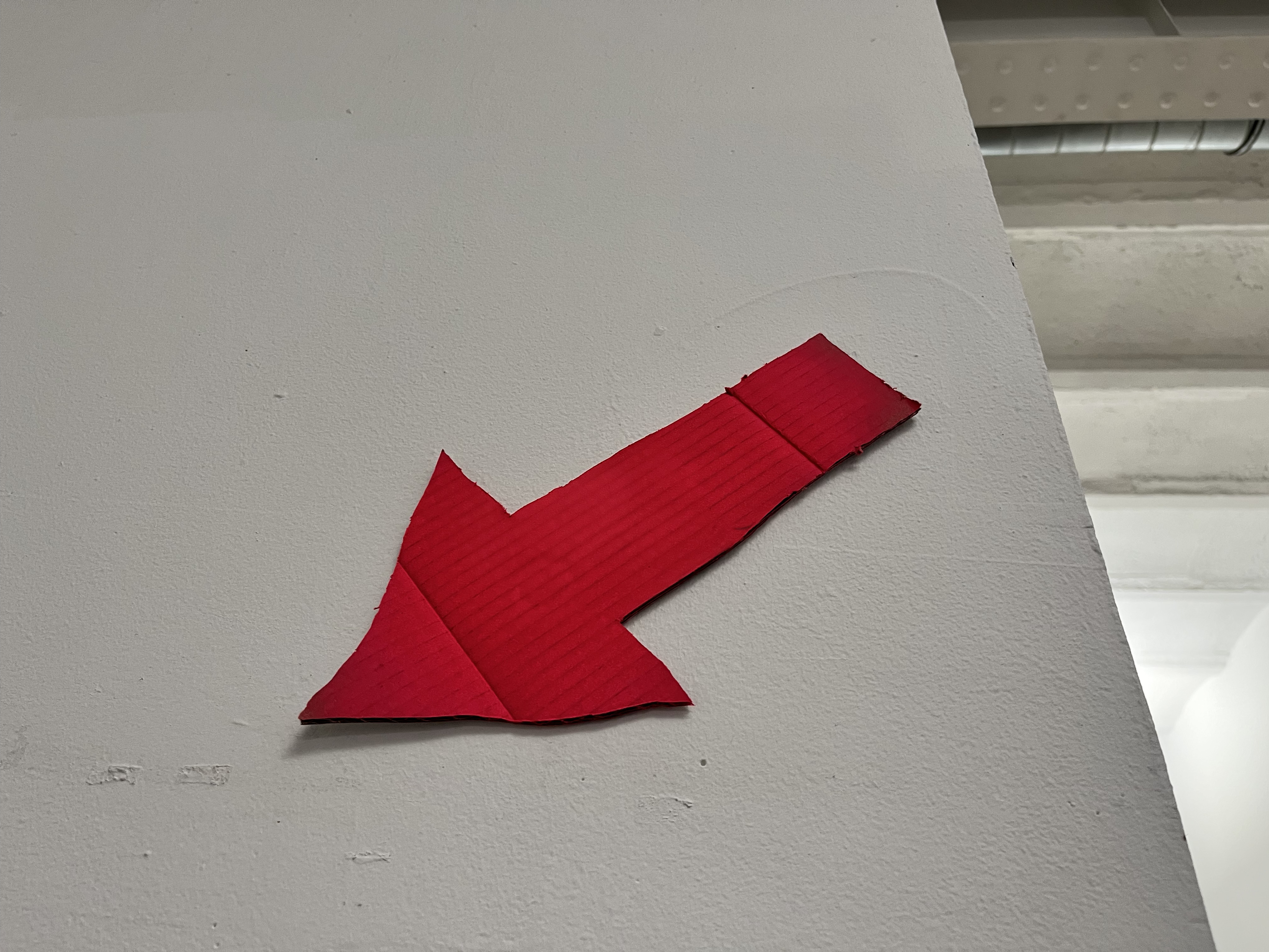 Photo de Flèche rouge qui pointe diagonalement en bas à gauche