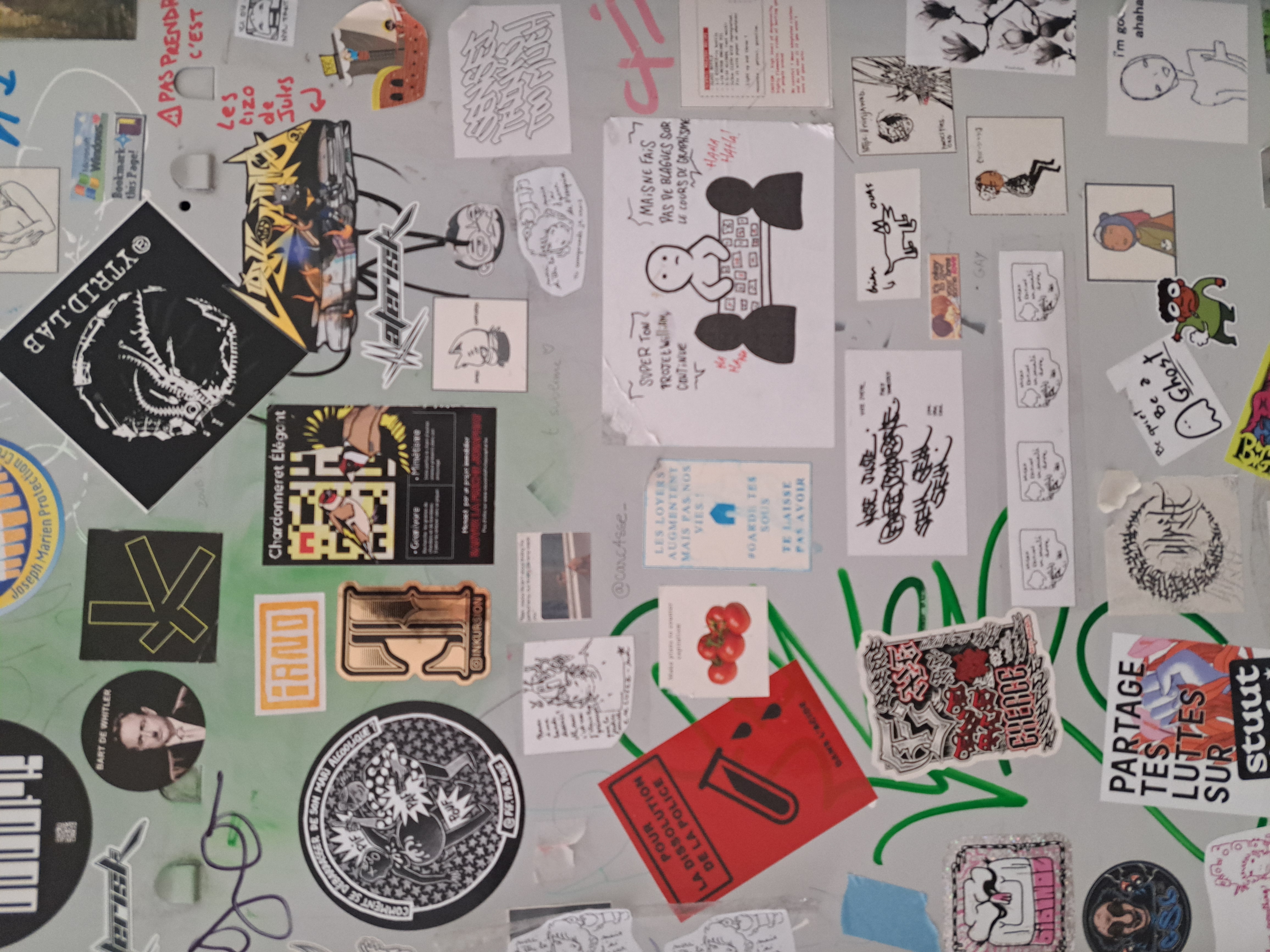 Photo de Harmonie de stickers sur des casiers