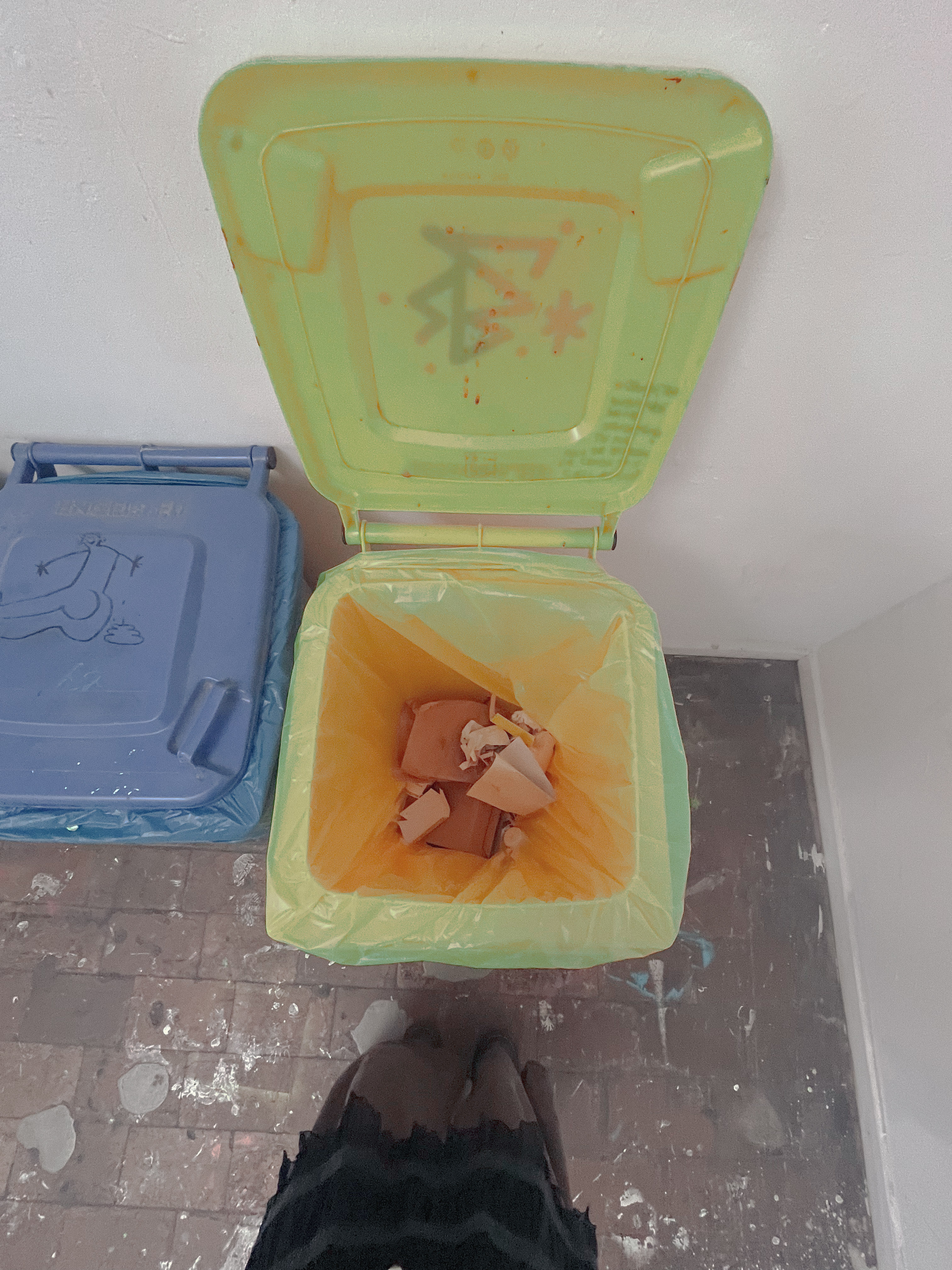Photo de poubelle jaune vue de l'intérieur