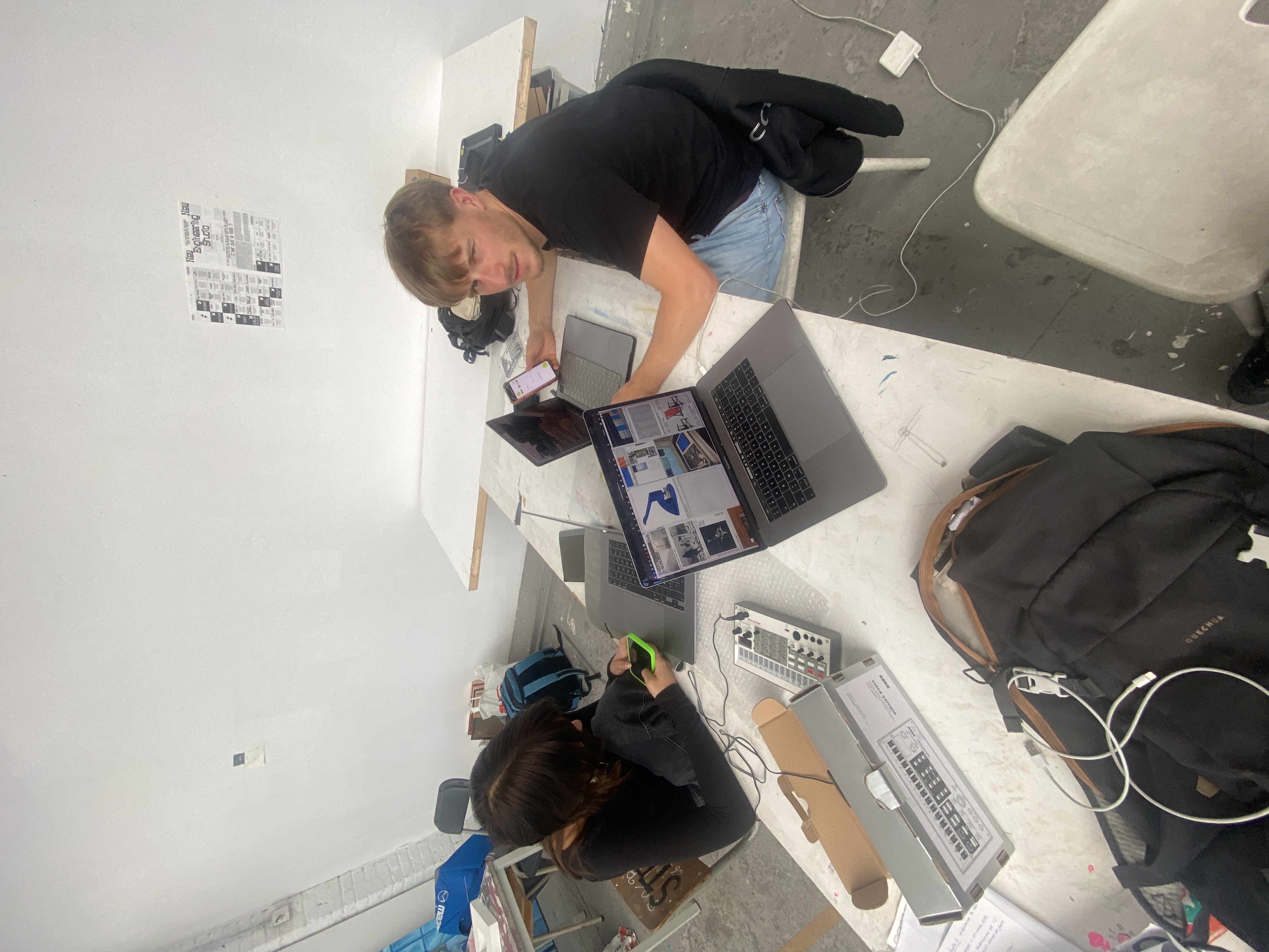 On travail sur notre table pour graphisme en tout esprit de coopération… c’est une journée agréable avec parfois des rayons de soleil et c’est l’anniv de Garence 