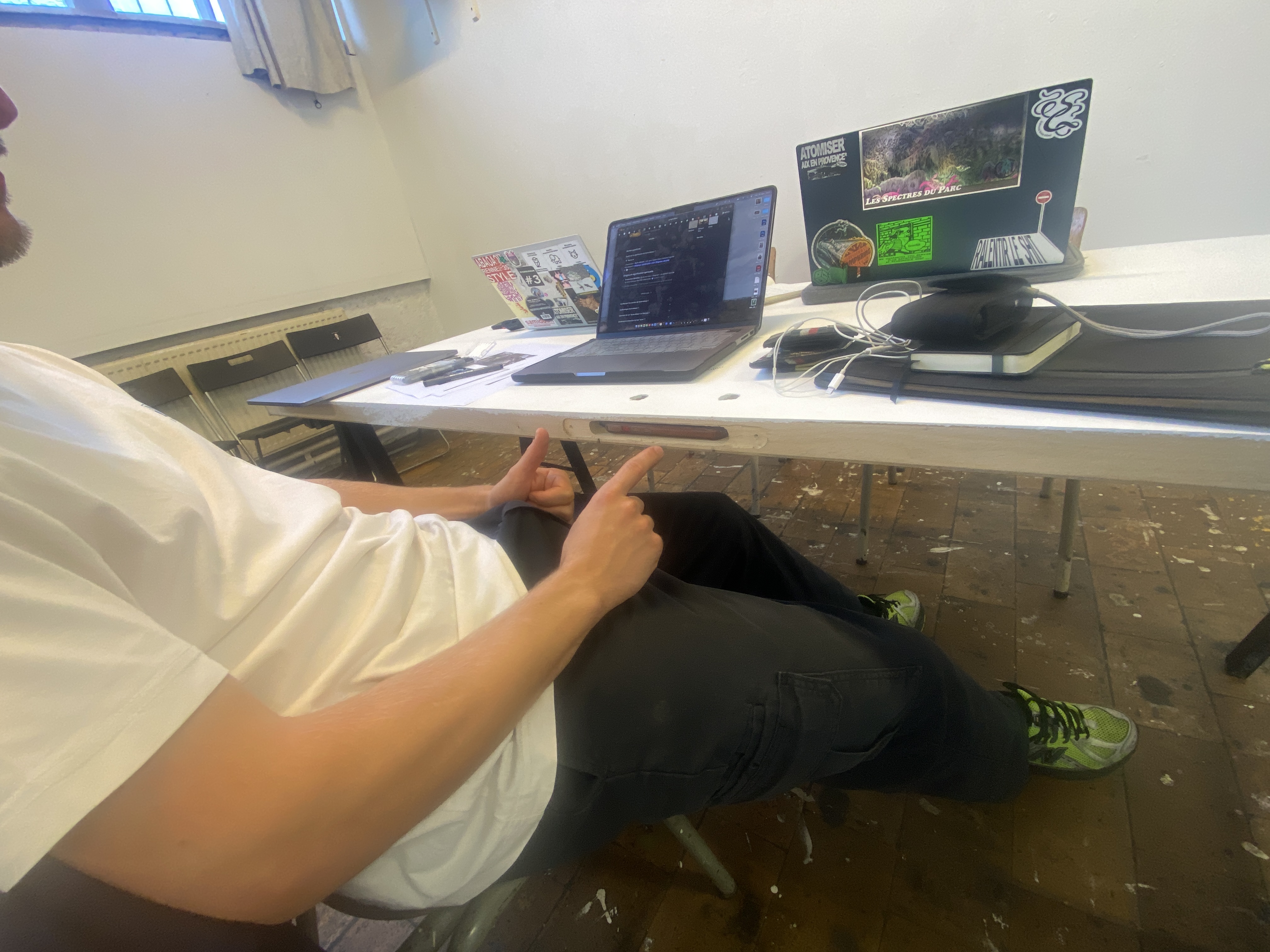 No wayyyy! Qui l’eut cru qu’on pouvait coincer son telephone ici?? Sapristi il s’est fait complètement avoir ce pauvre Théo …. Enfin je parle mais j’ai personnellement perdu mon portefeuille hier et c’est encore plus relou… bref 