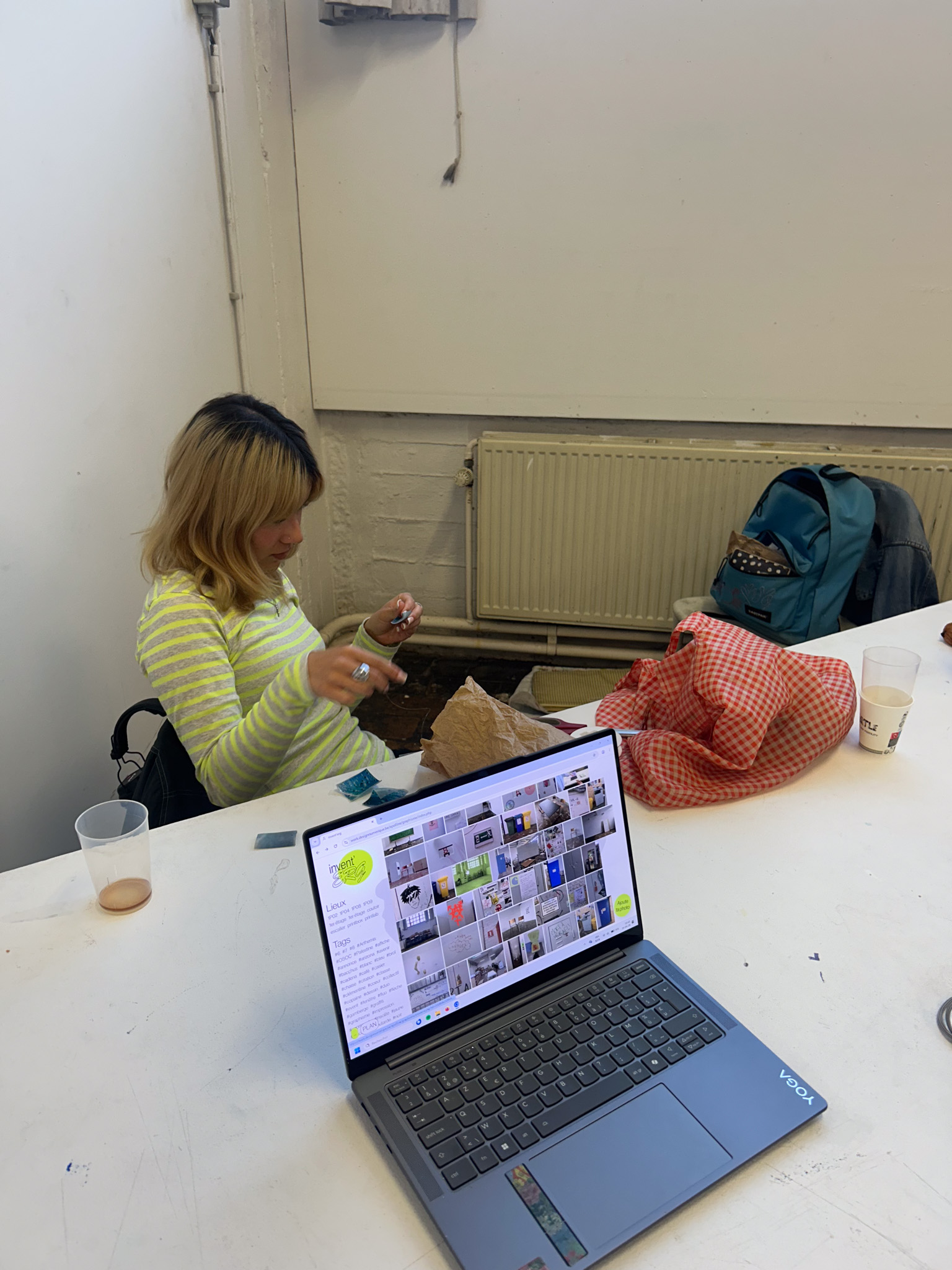 Photo de le travail artisanal est agréable, une personnes qui réalise plastiquement un objet (probablement pour un projet scolaire)